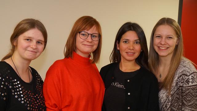 Wie die vielen Gäste freut sich auch dieses junge Service-Quartett der Richard-Galmbacher-Schule in Elsenfeld am Main über den erfogreichn, gelungenen und attraktiven Adventsbasar, der alljährlich in der Vorweihnachtszeit einen Geheimtipp für jung und alt darstellt. 