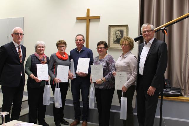 Bildmitte: Sabine Häfner, Kassier Rita Bucher-Hock, Martin Neuberger, Gerlinde Walz u. Ilona Gerling