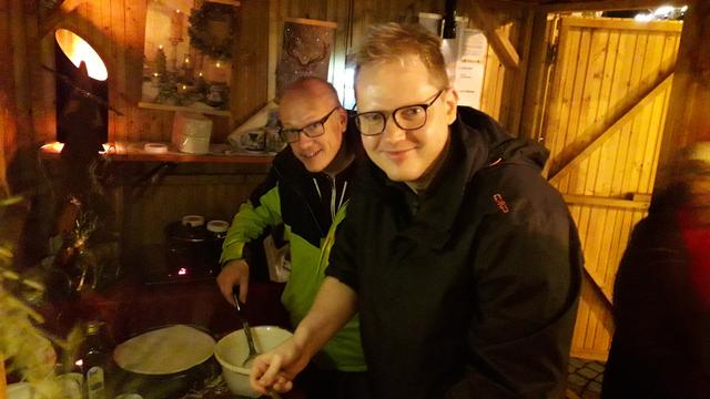 Die "Weihnachtsbäcker" bei der Arbeit, Konrektor Johannes Hennrich und Lehrer Frank Roesel | Foto: Förderverein der Main-Limes-Realschule Obernburg