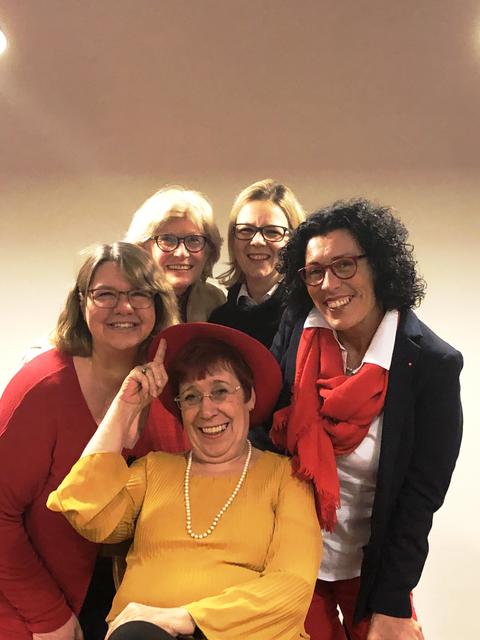 Der Obernburger "Frauen-Schwarm" - sitzend: Bürgermeisterkandidatin Ruth Weitz; stehend, vlnr: Sylvia Eisert (LP 3), Irmgard Raups (LP 7). Nadja Görl (LP 9) sowie SPD-Kreisvorsitzende Helga Raab-Wasse | Foto: Adrian Adamczyk