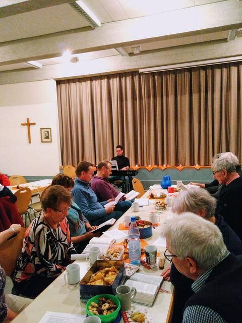 Kirchenmusiker Michael Bailer begleitet vertraute Lieder
zur Vorweihnachtszeit und stellt neue Lieder vor