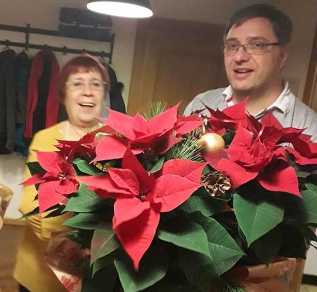 Der SPD-Ortsverein lässt sich nicht lumpen: Vorsitzender Michael Becker überreicht Ruth Weitz ein prächtiges Weihnachtssterngebinde. | Foto: Helga Raab-Wasse