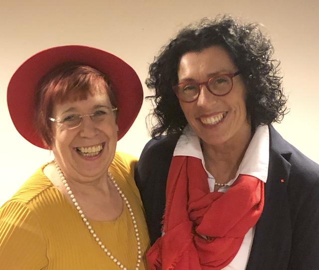 Die SPD-Kreisvorsitzende Helga Raab-Wasse (rechts) gratuliert Ruth Weitz zur Nominierung als Bürgermeisterkandidatin. | Foto: Adrian Adamczyk