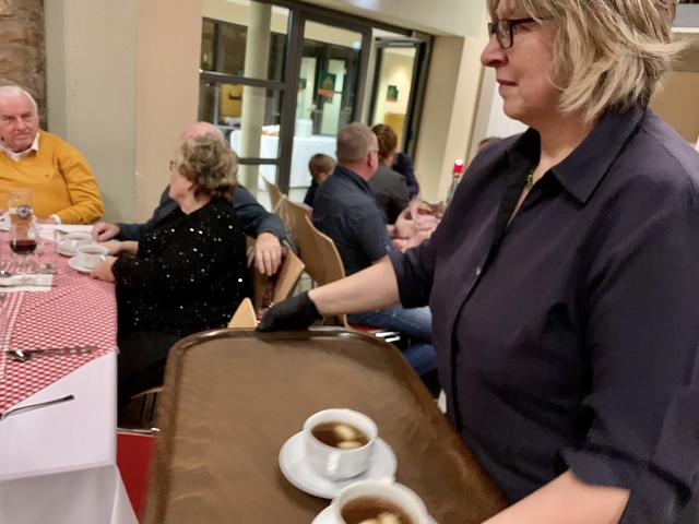 Leckere Süppchen serviert Annette Liebe.