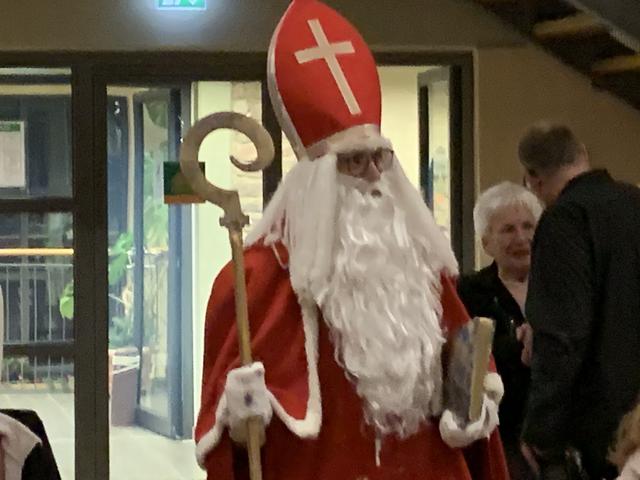 Der Nikolaus zieht in den Saal ein.