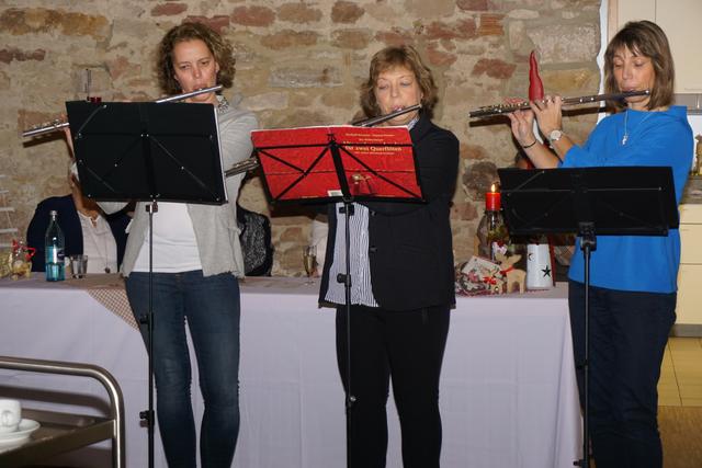 Das Flötentrio unter der Leitung von Elke Köhler leitet die Weihnachtsfeier musikalisch ein.