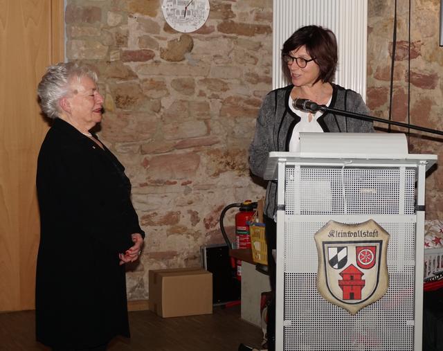 Ein Dankeschön namens der Gruppe von Elisabeth Wengerter an Maria Holzheid.
