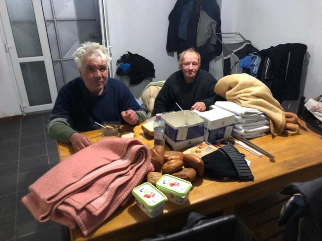 Die Helfer beim Packen der Pakete mit Hilfsgütern. | Foto: Verein Nächstenliebe