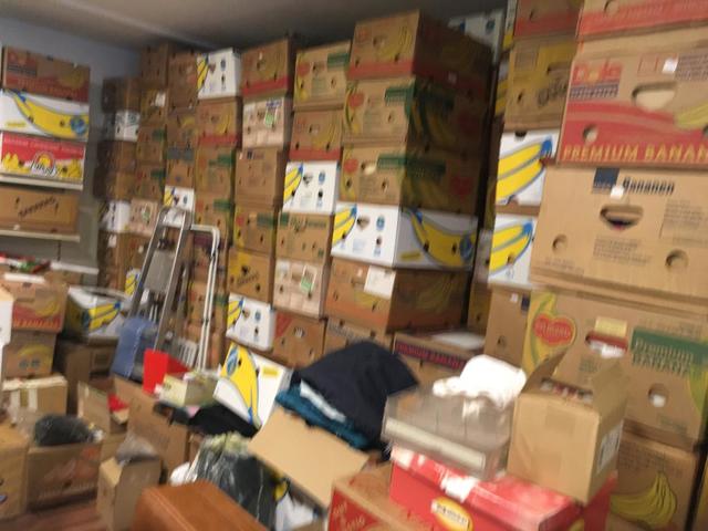 Die Pakete für den Hilfstransport sind gestapelt. | Foto: Verein Nächstenliebe