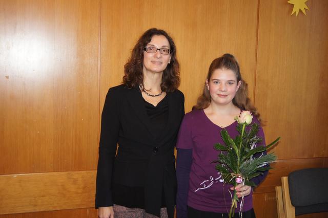Vorsitzende Vera Zöller dankte Emily Flicker für ihre 10-jährige Treue zum Chorgesang.