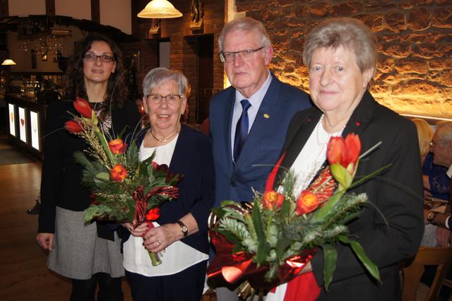 Veronika Dauber und Sonja Kehl-Herrmann singen bereits seit 25 Jahren im Chor. Alfred Oettinger kann auf 65 Jahre Mitgliedschaft zurückblicken. Vorsitzende Vera Zöller (rechts) dankte ihnen für ihre Treue zum Chorgesang.