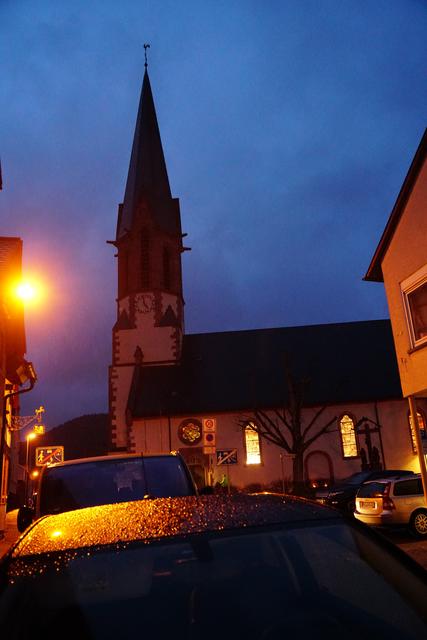 Die Pfarrkirche St. Peter, wunderbar bereits mit Weihnachtskrippe und illuminierenden Christbäumen ausgestattet, präsentiert sich als wirkungsvoller Klang-Körper adventlicher Melodien und Orgelwerke. Die Überleitung zum eigentlichen Weihnachtsfest dürfte jeden Konzert-Gast  jetzt noch leichter fallen.
