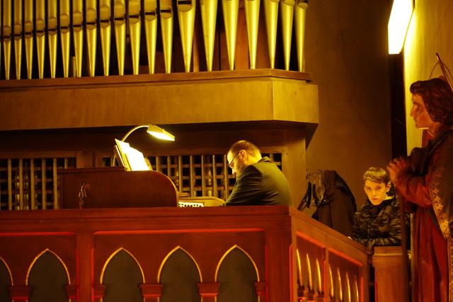 Michael Endres spielte an der Orgel einfühlsame und kraftvolle Stücke von J. Demessieux, J. Martinson und F.A. Guilmaut.  