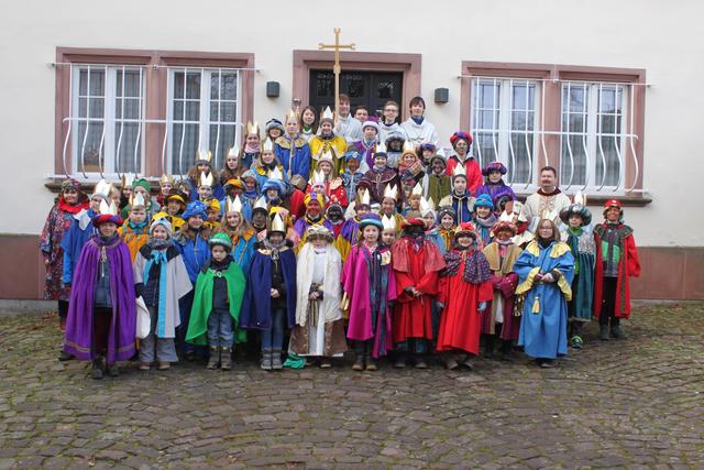 Die Sternsinger mit Pfarrer Jan Kölbel vor dem Pfarrhaus Miltenberg | Foto: Martin Winkler