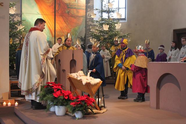Die Sternsinger beim Verlesen der Fürbitten | Foto: Martin Winkler