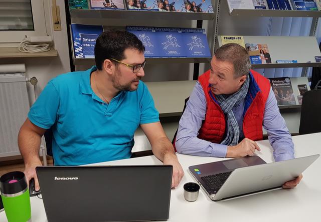 Landratskandidat Dr.-Ing. Armin Bohnhoff (re.) und Kreisvorsitzender Michael Schwing werten erste Ergebnisse der Online-Umfrage aus.