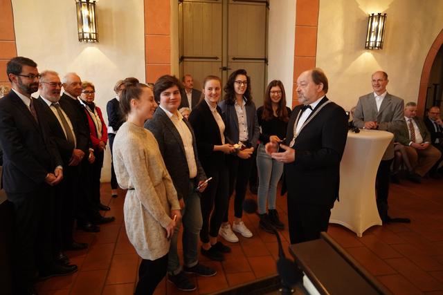 Bild: „Zur Kultur der Stadt Miltenberg gehört ganz fest die Musik“, betonte Bürgermeister Helmut Demel beim Neujahrsempfang der Stadt Miltenberg. Sein besonderer Dank galt der Musikschule, der Stadtkapelle und den mit ersten Plätzen prämierten Jugendkultur-Preisträgern. - Foto Roland Schönmüller.