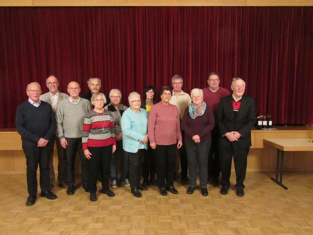 Alle geehrten und verabschiedete Mitarbeiter mit PGR-Vors. Schmitt (2. v. l.) und Pfr. Jarosch (2. von r.) | Foto: Friedrich Frank