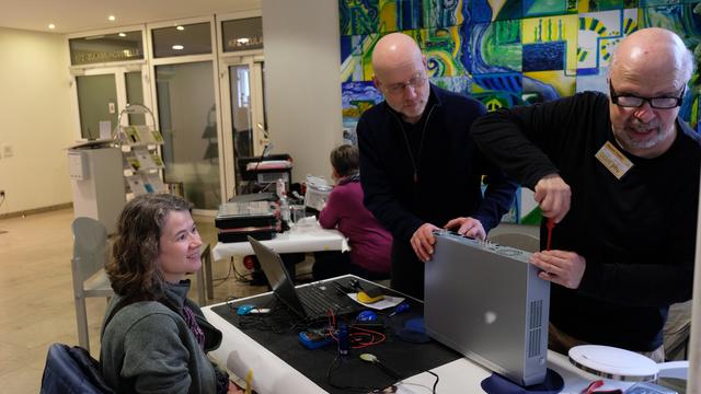 Auch Thomas Wagner (rechts) vom Repair Cafe aus Aschaffenburg, konnte zahlreiche Kunden glücklich machen. | Foto: Sylvia Kester