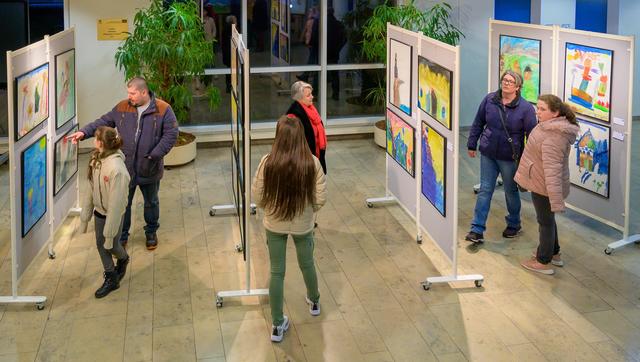 Noch einige Wochen lang können 120 ausgewählte Bilder im Foyer des Landratsamts und im ersten Stock der Behörde angeschaut werden.