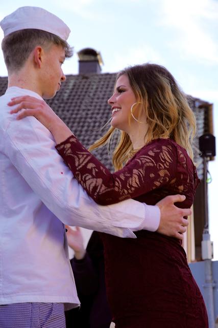 Sophia Gunkelmann ist eine Repräsentantin dieser „verjüngten“ Damen. Tief schaut sie auf der Gerichts-Bühne ihrem „Ehepartner“ in die Augen und der nickt zustimmend. Er kann nicht anders: eine weitere Verjüngungskur ist anscheinend nicht mehr nötig. Gemeinsam wird unter Blasmusik-Klängen getanzt und
das närrische Publikum applaudiert in „Standing Ovation“. 