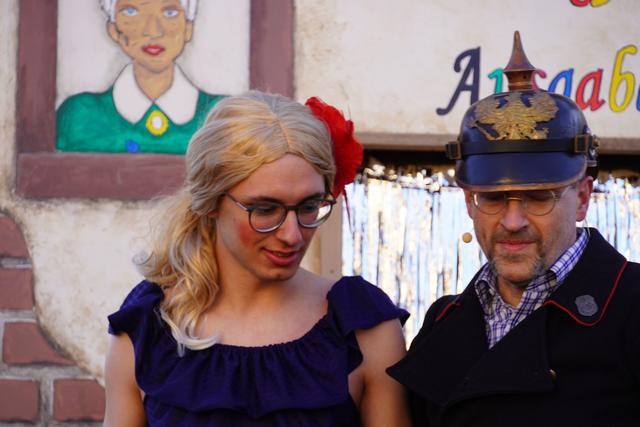 Doch nicht immer ist so mancher Ehemann mit dem Aussehen und Alter der verjüngten Ehefrau einverstanden.

Also heißt es: Noch mehr bezahlen für die Prozedur und die Verjüngungskur startet ein zweites Mal, diesmal in der Regel erfolgreicher. 