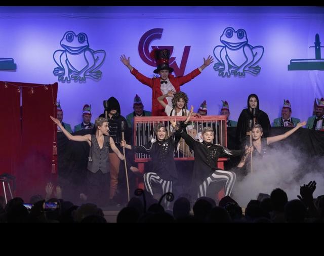 Als „Magic Circus“ standen die 8 Jungs der Froschrocker von der CGW Weilbach in diesem Jahr auf der Bühne.  | Foto: privat