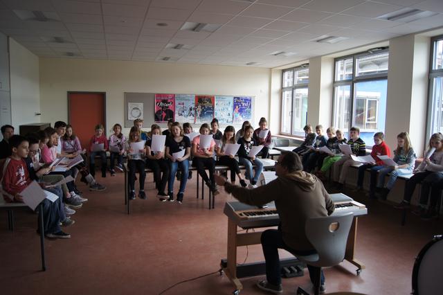 In lockerer Atmosphäre werden die Lieder eingeübt. Am Ende des Workshops gibt es ein kleines Konzert für die Eltern der Teilnehmerinnen und Teilnehmer.  | Foto: Susanne Flicker