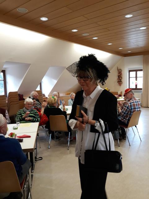 Gabriele Hain als Büttenrednerin
 | Foto: Christine Ahner