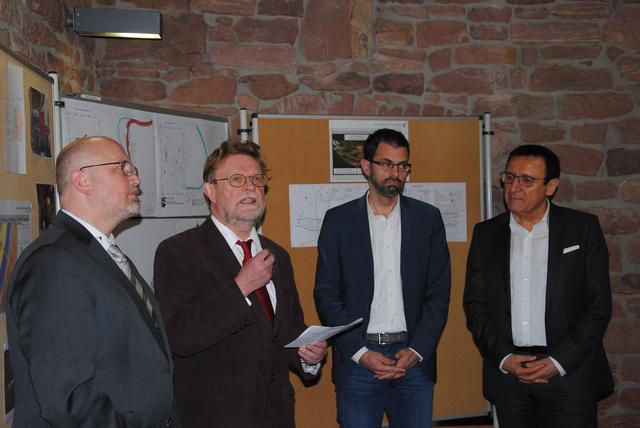 Ministerialdirektor Dr. Uwe Lahl (zweiter von links) mit Bürgermeister Roger Henning, Landrat Jens Marco Scherf und  Wolfgang Reinhart, Vorsitzender der CDU-Fraktion im Landtag von Baden-Württemberg.  | Foto: Andrea Kaller-Fichtmüller