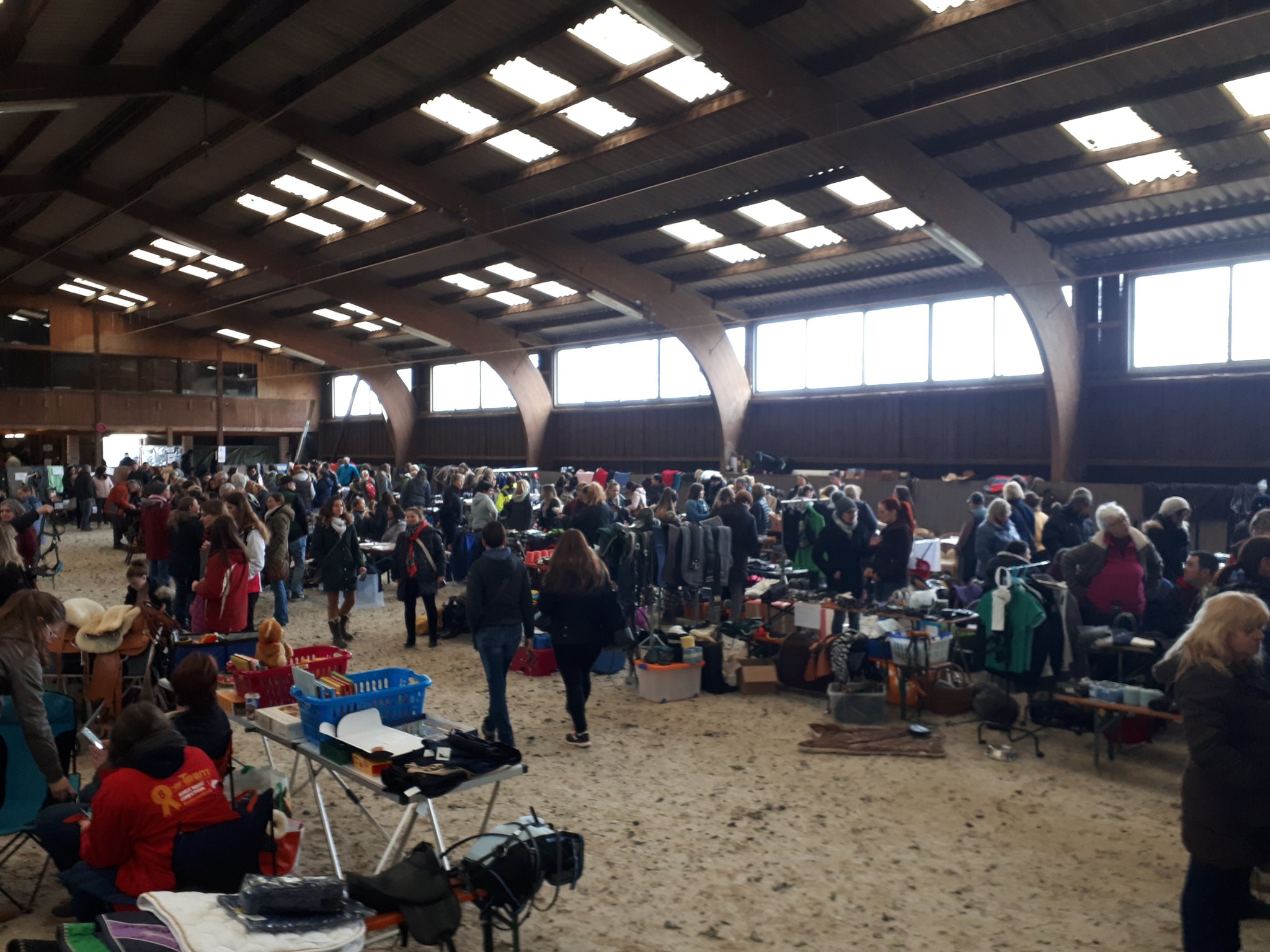 toller Reiterflohmarkt am Sonntag in Mönchberg Reithalle wird zur