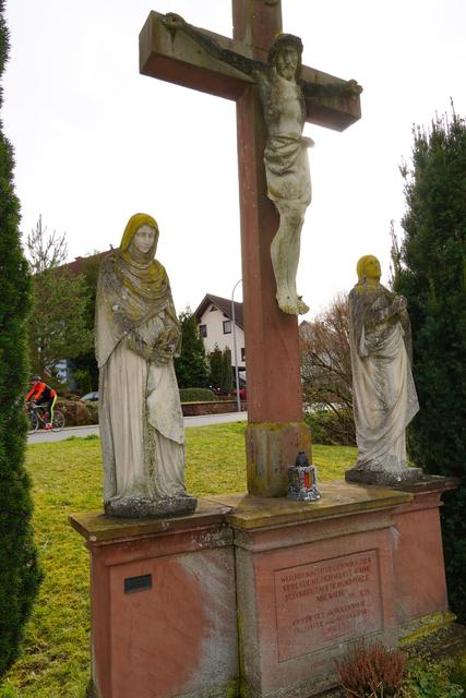 Lehrt unsere Not jetzt um so mehr das Beten? - Kreuzigungsgruppe bei Amorbach. 