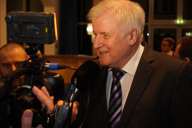Prominenz auf Tuchfühlung - wie lange noch? Bundesinnenminister Horst Seehofer beim Interview in unserer Region. 