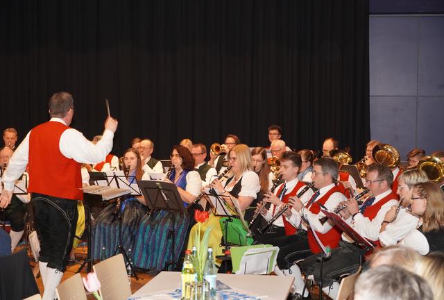 Wie lang können wir noch Konzerte und kulturelle Veranstaltungen live besuchen? Die "Fränkischen Rebläuse " aus Bürgstadt in Aktion. 