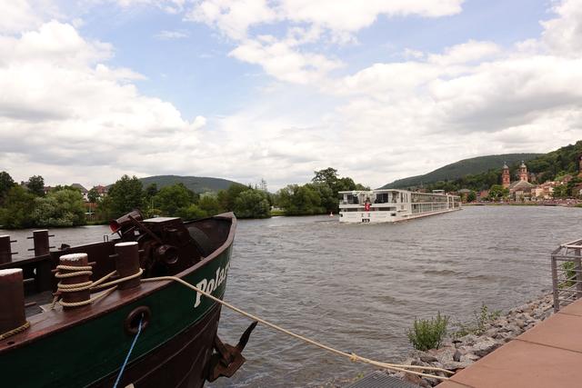 "Warum in die Ferne schweifen, wenn das Gute liegt so nah?" - Werden Binnenkreuzfahrten - wie hier in Miltenberg auf dem Main - jetzt attraktiver, anstatt in Nachbarländer Urlaub zu machen?