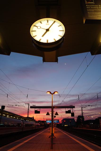 Bahnhofs-Szenerie - fast verwaist.
