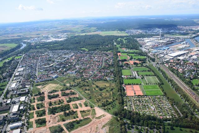 Nilkheim - Blick von Osten mit Neubaugebiet, Sportplatz-Leiste, kleiner Schönbusch-Allee und Hafen | Foto: Wolfgang Giegerich