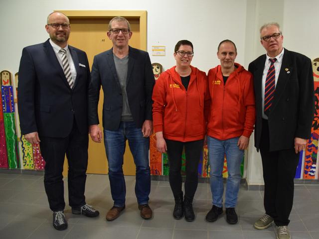 Sonderehrungen: v.l.n.r. Stellvertretender Bezirksleiter Uwe Spielvogel, Martin Müssig, Carmen und Armin Wienand, 1. Vorsitzender Peter Haamann