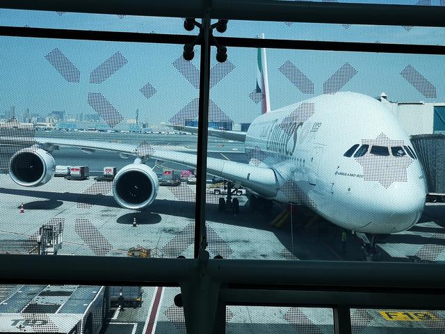 Rückflug mit Hindernissen zu Corona Zeiten: Nachdem unser Weiterflug zwei Tage zuvor durch Emirates - ohne persönliche Nachricht an uns - abgesagt wurde, freuen wir uns, als wir nach einigen Stunden der Ungewissheit endlich den Flieger sehen und im Boardingbereich stehen.