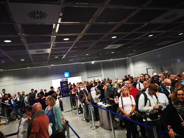 Thema 1,5 Meter Abstand: Platz wäre auf dem Flughafen Frankfurt Main genügend gewesen, um einen solchen Andrang in Zeiten des Coronavirus zu verhindern.