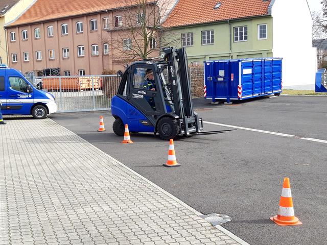 Mit ein Ausbildungsschwerpunkt war das Stapeln von Gitterboxen.