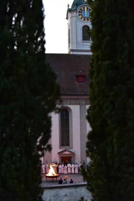 In der Nacht von Karsamstag auf Ostersonntag findet die Feier der Osternacht statt. Sie beginnt mit dem Entzünden des Osterfeuers vor der Kirche.