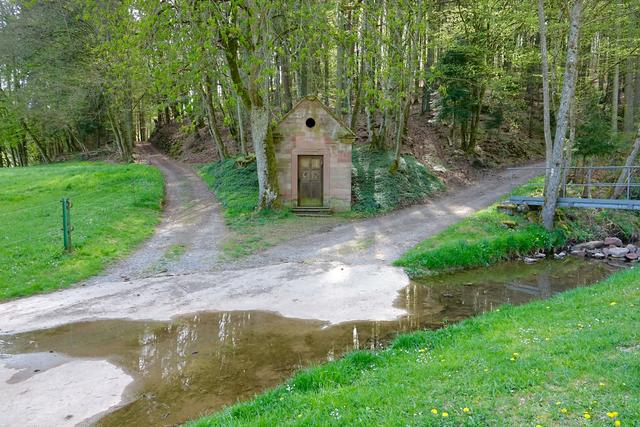 Bild 1: Höhle "Schwarzer Stein" - versteckt im Kaltenbachtal - unweit der Spritzenmühle. Foto Roland Schönmüller

 Alte Kapelle im Kaltenbachtal - nahe der einstigen Schulzenmühle.


