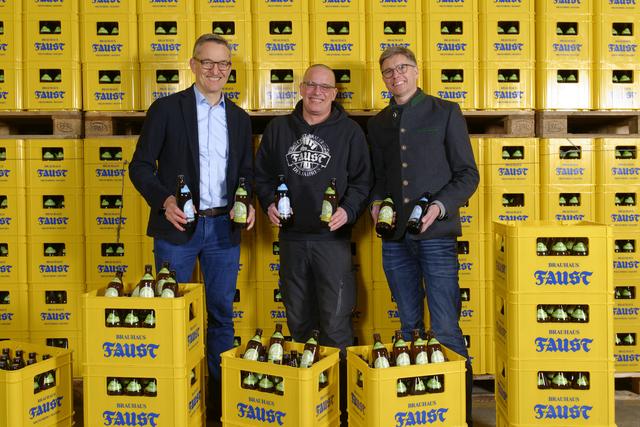 Das Bild zeigt Johannes Faust, Dipl. Braumeister Stefan Falk und Vertriebsleiter Thorsten Märker bei der Präsentation der neuen 0,33 Liter Flaschen und Kästen.
