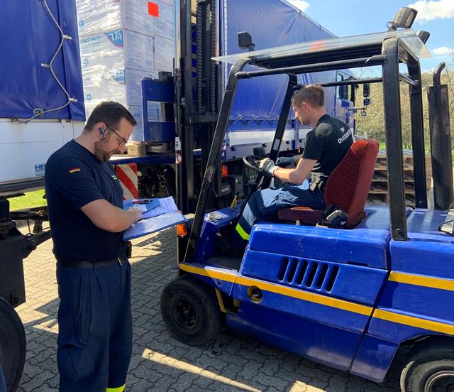 Verladung der angelieferten Schutzmaterialien. | Foto: THW