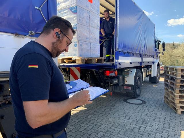 Kontrolle der angelieferten Schutzmaterialien. | Foto: THW