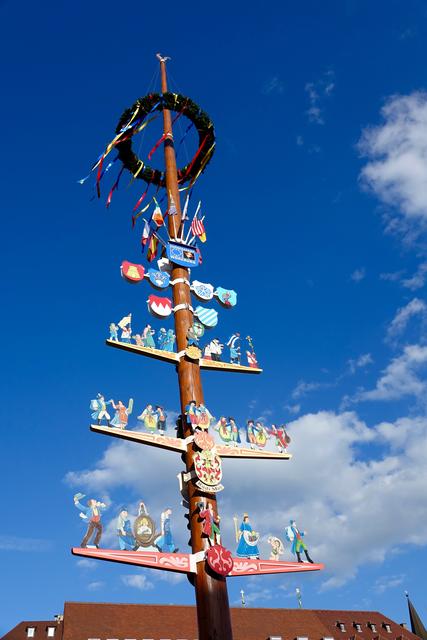 Zum Mai gehört traditionsgemäß die Maibaum-Aufstellung und -Präsentation. Heuer ist dieser beliebte Brauch in Zeiten von Corona etwas anders: die Bürgerinnen und Bürger unseres Landes müssen nicht zwangsläufig auf einen Maibaum verzichten. Nicht wie üblich ist es Vereinen und freiwiligen Helfern  2020 erlaubt, den Baum aufzustellen, sondern Privatfirmen oder kommunale Beauftragte  können dieses Aufgabe übernehmen. 