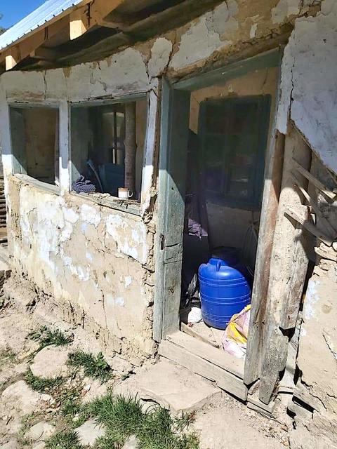 In diesem verfallenen Haus lebt eine vierköpfige Familie mit zwei kleinen Kindern. | Foto: Verein Nächstenliebe