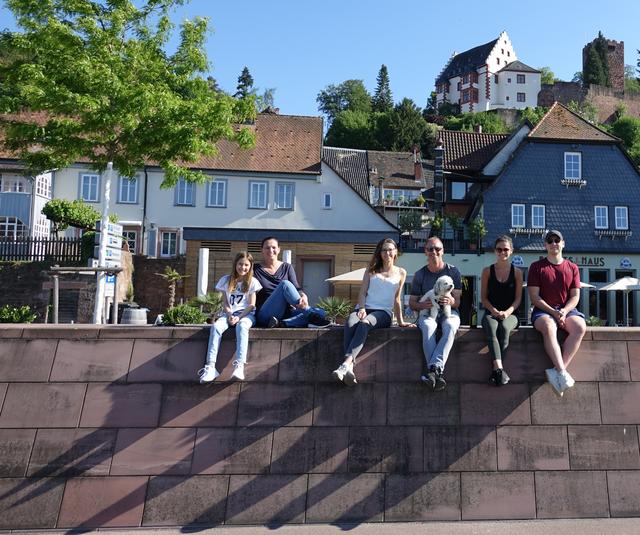 "Auf nach Miltenberg" - heißt die Devise.  Nicht nur dieser Familie aus Kirchzell gefiel es in der Kreisstadt. Von überall her aus dem Dreiländereck zog es Tages-Touristen zum romantischen Untermain: per Pkw, Roller, Motorrad, Bike, Boot oder zu Fuß. Viele strahlende Gesicher verraten es: trotz Corona-Krisenregeln genießt man das sonnige Bilderbuchwetter am Main, im Odenwald und Spessart. 