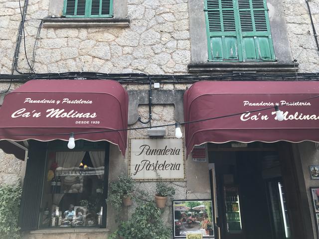 Original spanischer Bäcker 😋 in Valldemossa 